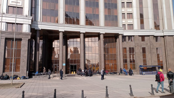 Фотография к новости: Министрлік алдына жиналған жаңаөзендіктер бейнеүндеу жолдады