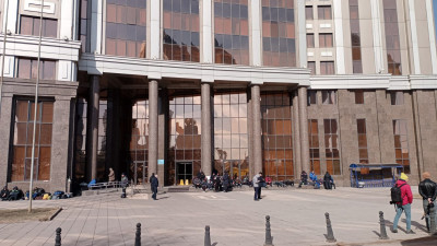 Министрлік алдына жиналған жаңаөзендіктер бейнеүндеу жолдады