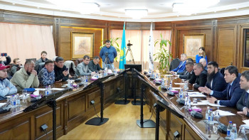 Фотография к новости: «ҚазМұнайГаз» өкілдері жаңаөзендік мұнайшылармен кездесті