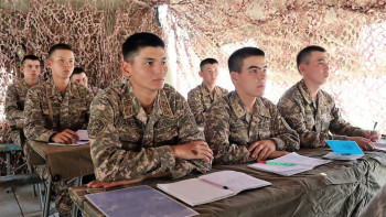 Фотография к новости: Депутат блогерлер мен журналистерді әскерге шақыруды ұсынды