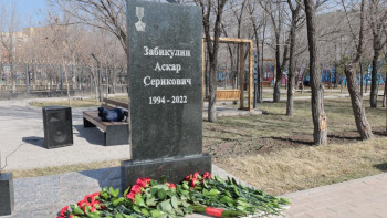 Фотография к новости: Құтқарушылар саябағында Асқар Забикулинге естелік тақтайша орнатылды