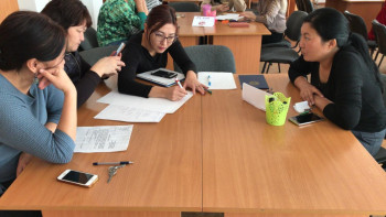 Фотография к новости: Депутат сынып жетекшісі қызметін қайта қарауды ұсынды