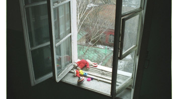 Фотография к новости: Павлодарда 3 жасар бала терезеден құлап кетті