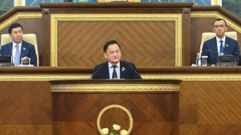 Фотография к новости: Қазыбек Иса орысша баяндама жасаған вице-министрге: Кешіріңіз, сіз басқа залға ауысып кеткен жоқсыз ба?