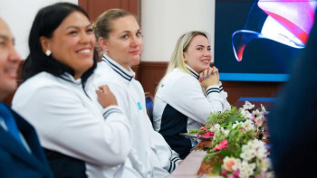 Фотография к новости: Министр Үндістаннан жүлделі оралған боксшылармен кездесті