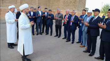 Фотография к новости: Бас мүфти Ахмет Ясауи кесенесін зиярат етті