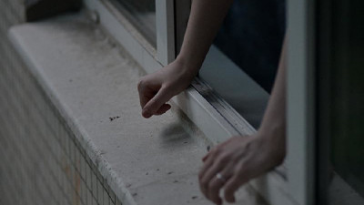 Атырауда мас адам 4-қабаттан секіріп кетпек болды