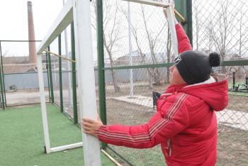 Фотография к новости: Қостанайда баланың үстіне футбол қақпасы құлады