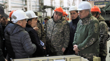 Фотография к новости: Қорғаныс министрі өнеркәсіптік кешен кәсіпорындарының жұмысымен танысты