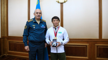 Фотография к новости: Жақсылықов қатардағы жауынгерін Азия чемпионатындағы жеңісімен құттықтады