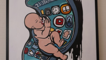 Фотография к новости: ТикТокты еміп отырған нәресте. Қостанайда атағы әлемді мойындатқан суретшінің көрмесі ашылды