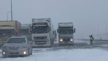 Фотография к новости: Полицейлер жолда қалған 700-ден астам көлікке көмектесті