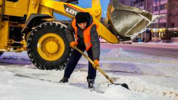 Фотография к новости: Астананың коммуналдық қызметі бір тәулікте 24 мың текше метр қар шығарды