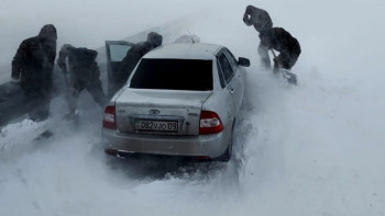 Фотография к новости: Трассада қалған 65 көлік қар құрсауынан шығарылды