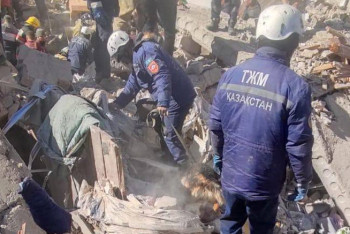 Фотография к новости: Жаңаөзендегі жарылыс: Үйінді астынан әйелдің денесі шығарылды