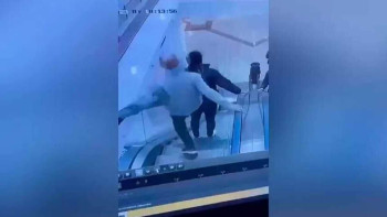 Фотография к новости: Қарағандыда ер адам эскалаторда тұрған жігітті теуіп құлатты