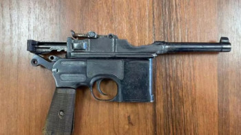 Фотография к новости: Атырау тұрғыны 1 ғасырдан астам уақыт бұрын шыққан тапаншаны тапсырып, сыйақы алды