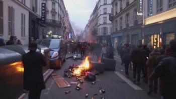 Фотография к новости: Франция жұрты Макронның жолдауын шерумен қарсы алды