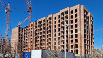 Астанада құрылысы аяқталмаған тағы бір тұрғын үй кешені сүріледі