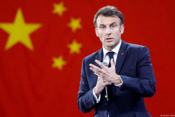 Зейнет жасын 64-ке көтерген Макронның басына жұмыртқа тиді