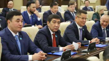 Фотография к новости: Ринат Зайытов баланың телефон ұстауына шектеу қоюды ұсынды