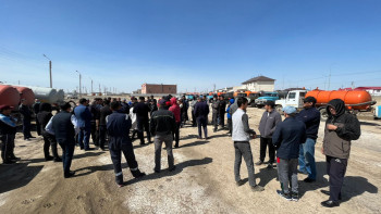 Фотография к новости: Атырауда ассенизатор жүргізушілері шу шығарды