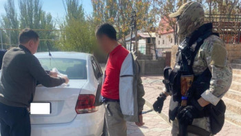 Фотография к новости: Жетісуда кәсіпкерді қорқытып, ақша талап еткен қылмыстық топ ұсталды