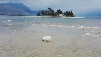 Фотография к новости: Италияда Гарда көлі тартылып қалды