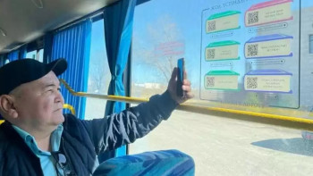 Фотография к новости: Қарағандылықтар электронды кітапті автобустарда оқи алады