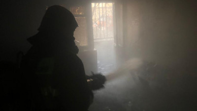 Семейде өрт сөндірушілер екі адамды құтқарып қалды