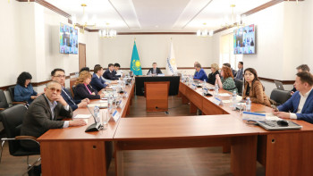 Фотография к новости: Смайылов кәсіпкерлермен білім және инженерлік қызмет саласын талқылады