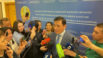 Фотография к новости: «Міндетті түрде Президент ескерту жасауы керек пе?».  Көлгінов журналистің сынына жауап берді