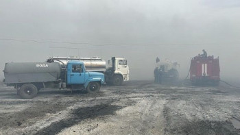 Фотография к новости: Қостанай облысында бұрынғы асфальтбетон зауытының аумағында битум өртенді