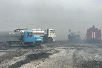 Фотография к новости: Қостанай облысында бұрынғы асфальтбетон зауытының аумағында битум өртенді