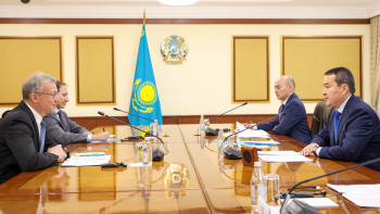 Фотография к новости: Әлихан Смайылов АҚШ-тың Қазақстандағы елшісімен кездесті