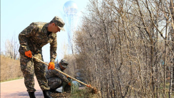 Фотография к новости: Астанада еліміздің Қарулы күштерінің әскери қызметшілері сенбілікке қатысты