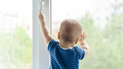 Павлодарда бүлдіршін бесінші қабаттан құлап кетті