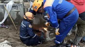 Фотография к новости: Құтқарушылар бетон араластырғышта аяғы қысылып қалған құрылысшыны құтқарды