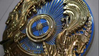 Сот әкімшілігінің басшысы ғимарат сыртына тасталған Елтаңба үшін жауапқа тартылды