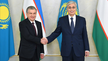 Фотография к новости: Тоқаев Мирзиёевті референдумның сәтті өтуімен құттықтады