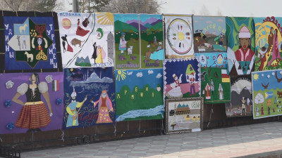 Павлодарлық оқушылар мерекеге орай 40 метрлік панно жасады