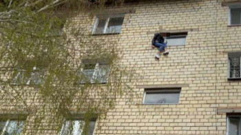 Фотография к новости: Күйеуімен ұрсысып қалған келіншек 5-қабаттан секірмек болды