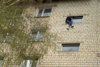 Фотография к новости: Күйеуімен ұрсысып қалған келіншек 5-қабаттан секірмек болды