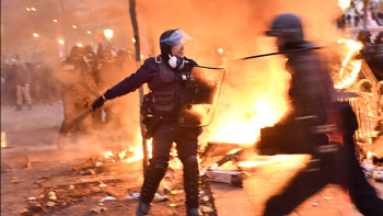 Фотография к новости: Парижде ереуілшілер полицейді өртеп жіберді