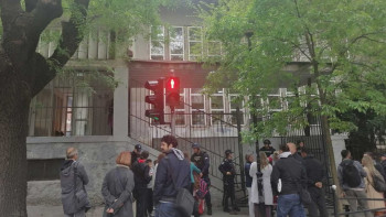 Фотография к новости: Сербиялық оқушы мектепте оқ жаудырып, күзетшіні мерт қылды