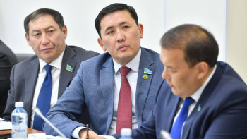 Фотография к новости: Жастарымыз жатыпішер болып барады – Депутат «хайп» қуатын блогерлер туралы