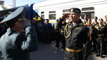 Фотография к новости: Астаналықтар запасқа шығарылған теңізшілерді салтанатпен қарсы алды