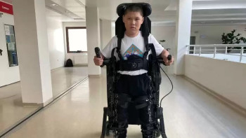 Фотография к новости: "Қазақстан халқына" қоры сал ауры бар балаға экзоскелет табыстады