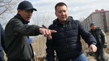 Фотография к новости: Әкім Екібастұздағы жылу желілерін жөндеу барысын тексерді