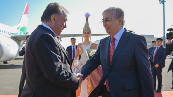 Фотография к новости: Тоқаев  Эмомали Рахмонды елорда әуежайында қарсы алды